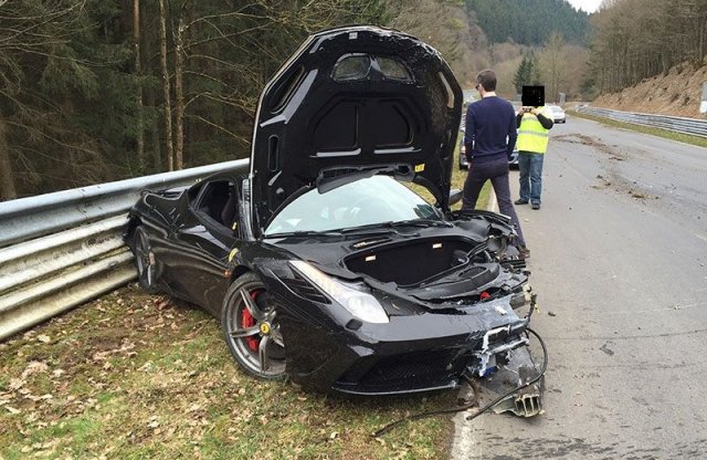 Totálkárosra törte Ferrariját, most neten gyűjt a javításra