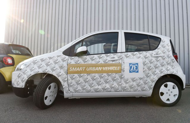 Távirányítással, vezető nélkül parkol a ZF kisautója