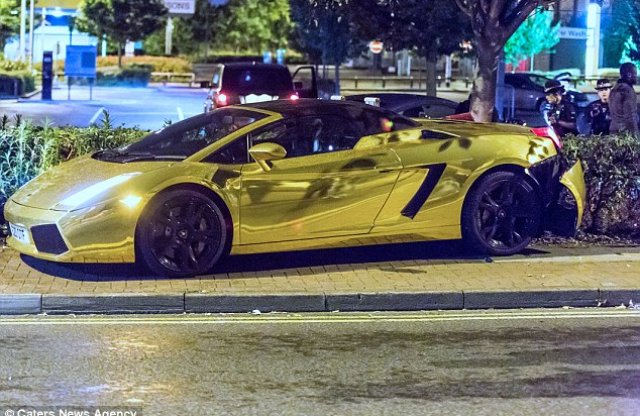 Luxus baleset Angliában, 150 millió forint a kár