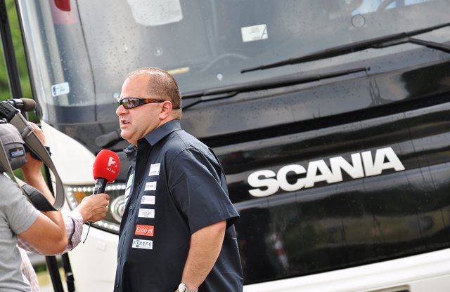 Vak sofőr vezette a turistabuszt