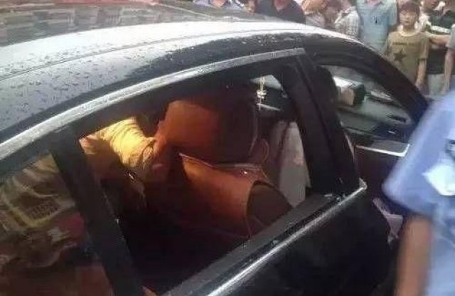 Bezárta a fiát, majd nem engedte, hogy a tűzoltók kiszabadítsák