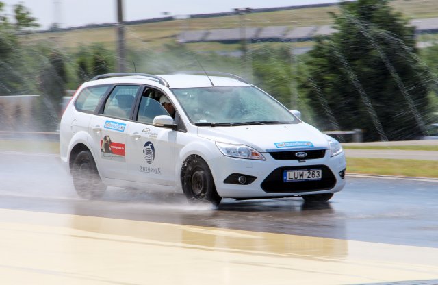 Kánikulai gumiteszt: 50 Celsius fokon mértünk