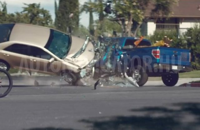 Brutálisan sikerült elrettentő videó: ne mobilozz vezetés közben
