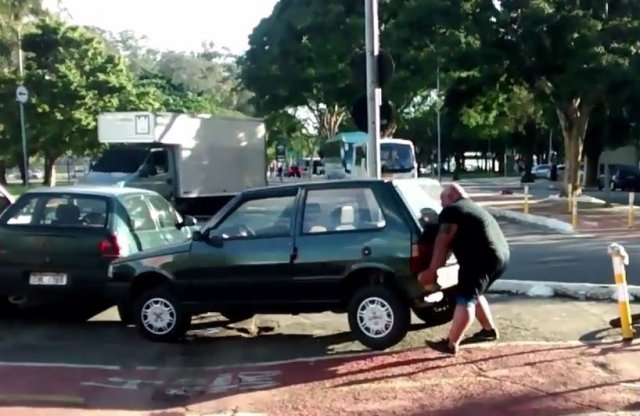 Kézzel tette odébb az útban lévő  autót a biciklis