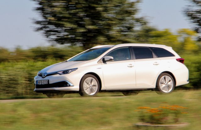 Csendesebb lett! Toyota Auris TS Hybrid teszt