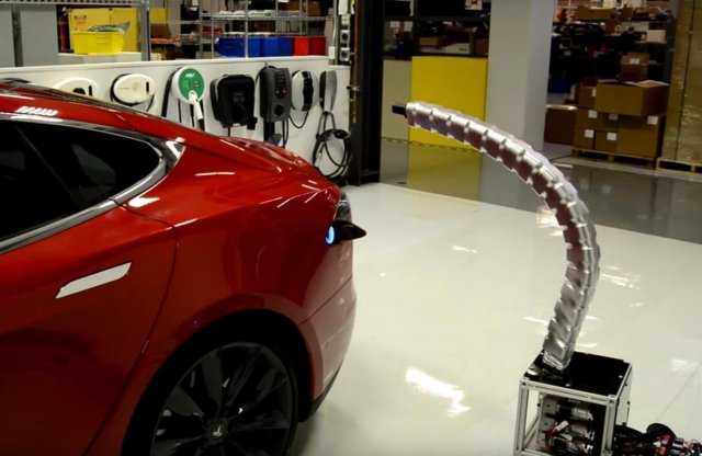 Tesla robotkígyót a lengőcsatlakozó helyett!