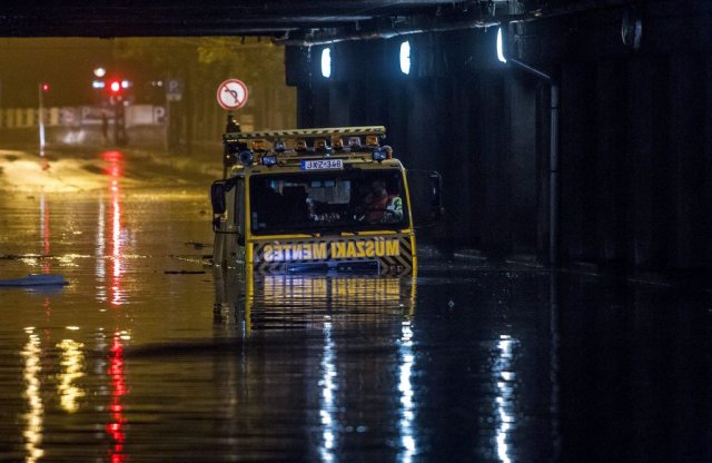 Hogyan vezessünk özönvízben?
