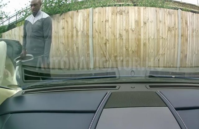 Aston Martint húzott meg a babakocsis apuka