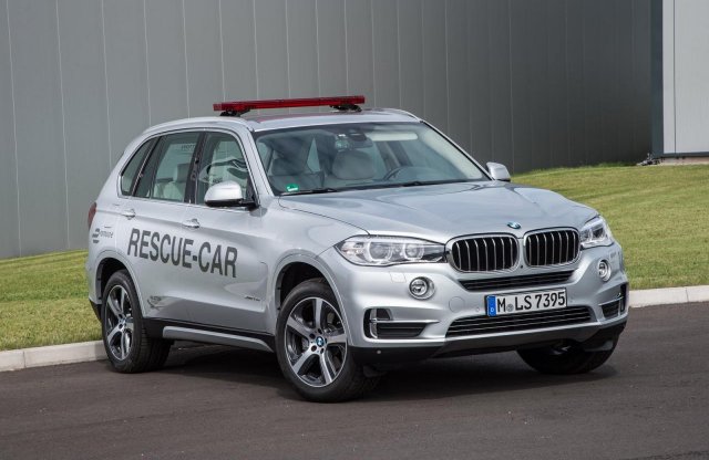 Versenypályán is bevetik a hibrid BMW X5-öt