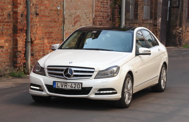 Már megint benne van az a jófajta, régimódi fölényesség