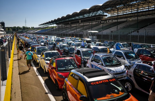 Kicsi autóval egy óriási felvonuláson – smart times 15