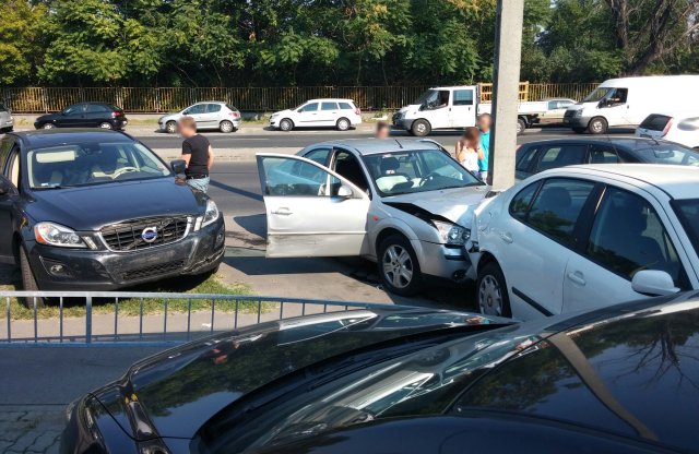 Láttuk: egy hiba miatt hat autó tört