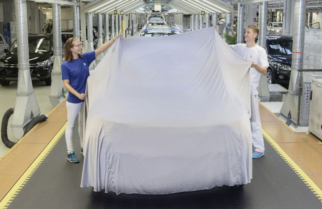 Lebukott autóját takargatja még a VW, lepel nélkül is mutatjuk