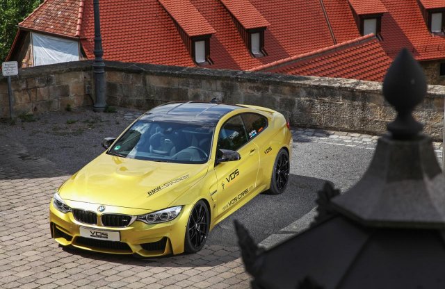 550 lóerős BMW M4 Coupét mutatott be a VOS