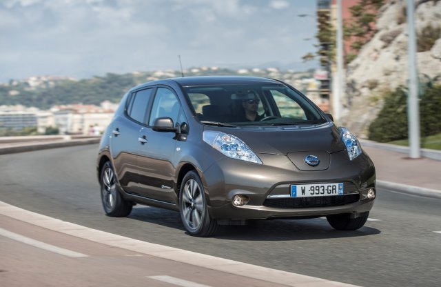 Még élhetőbb lesz a legnépszerűbb villanyautó, a Nissan Leaf