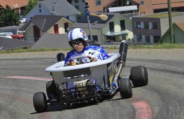 Ilyet még nem láttál! Fürdőkádból versenyautó