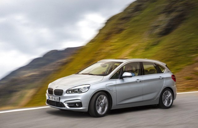 Mindent tudó családi hibrid a BMW-től, íme a BMW 225xe