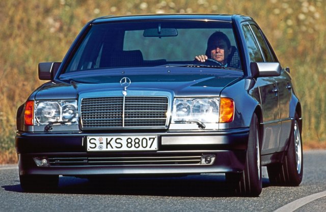 Öltönyben súlyokat pakolni - 25 éves a Mercedes 500 E