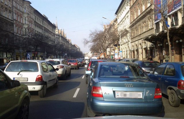 Egy újabb sarc: Budapestre is kellhet matrica
