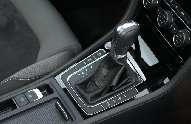 A VW kihátrált a tízgangos DSG váltó mögül