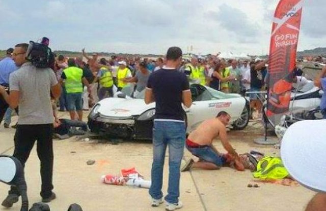 Közel 30 nézőt sodort el egy száguldó Porsche