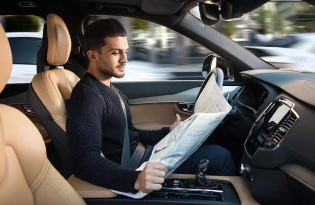 Újságot is olvashatsz, amíg a Volvód hazavisz