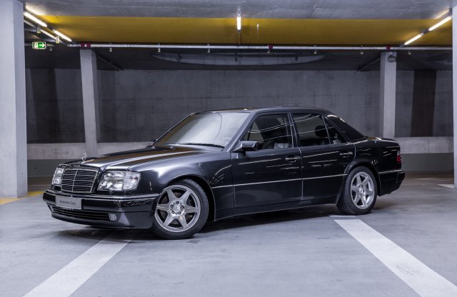 A gyár előveszi a taxi-Mercik legritkábbikát