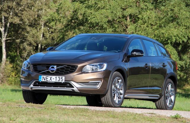 Újnak tűnik, de nem az – Volvo V60 Cross Country D4 AWD teszt