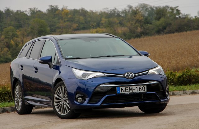 Nem kombi, Touring Sports! Puttonyos Toyota Avensis teszt