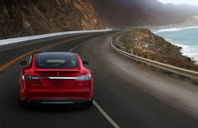 Frissítés érkezik a Teslákhoz, robotpilóta is jöhet