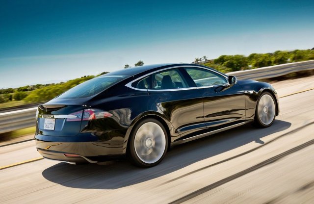 Nem csak fékez és gyorsít, sávot is vált és még indexel is