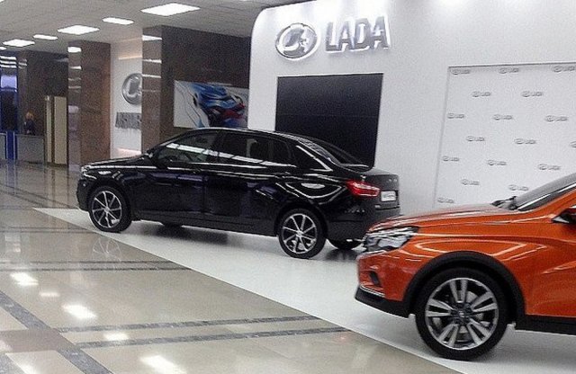 Pezsgőznél az új Lada limóban?