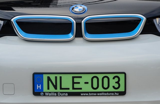 Újabb helyen lett ingyenes a parkolás a zöld rendszámos autóknak