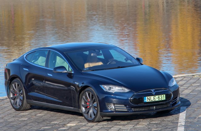 Olyan okos ez az autó, hogy már önmagát vezeti. Tesla Model S