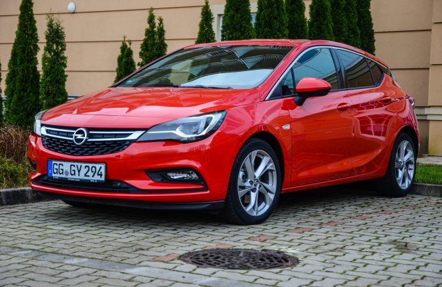 Hazai és éjszakai menetpróbán az Opel Astra K