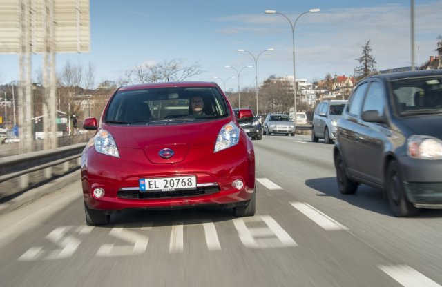 Megnyílhat a buszsáv a villanyautók előtt