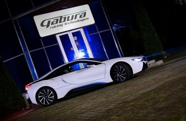 V8-as motort kap a BMW i8