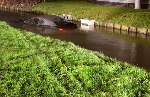 Víz alatt végezte az M6-os BMW