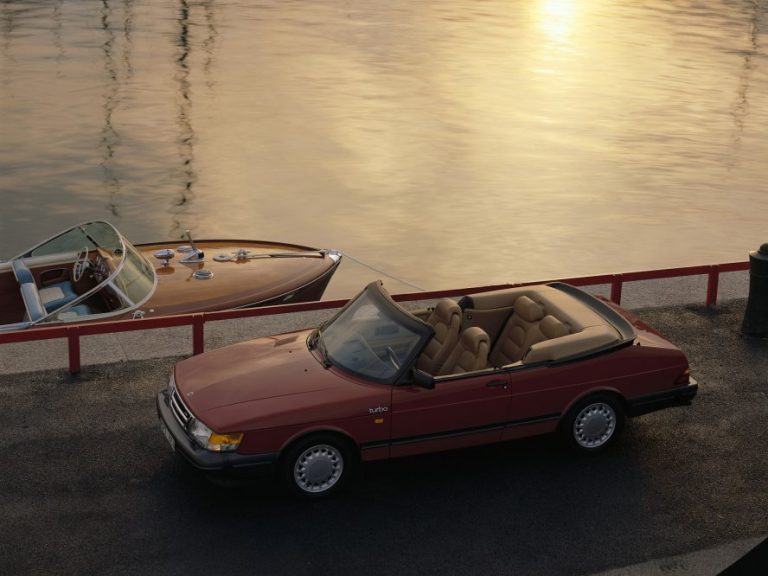 SAAB 900