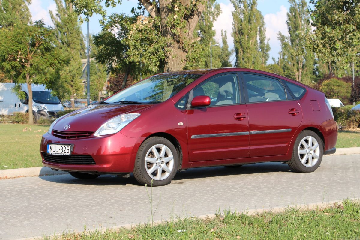 TOYOTA PRIUS