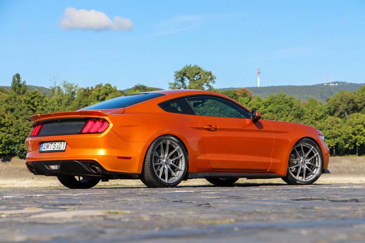 FORD MUSTANG