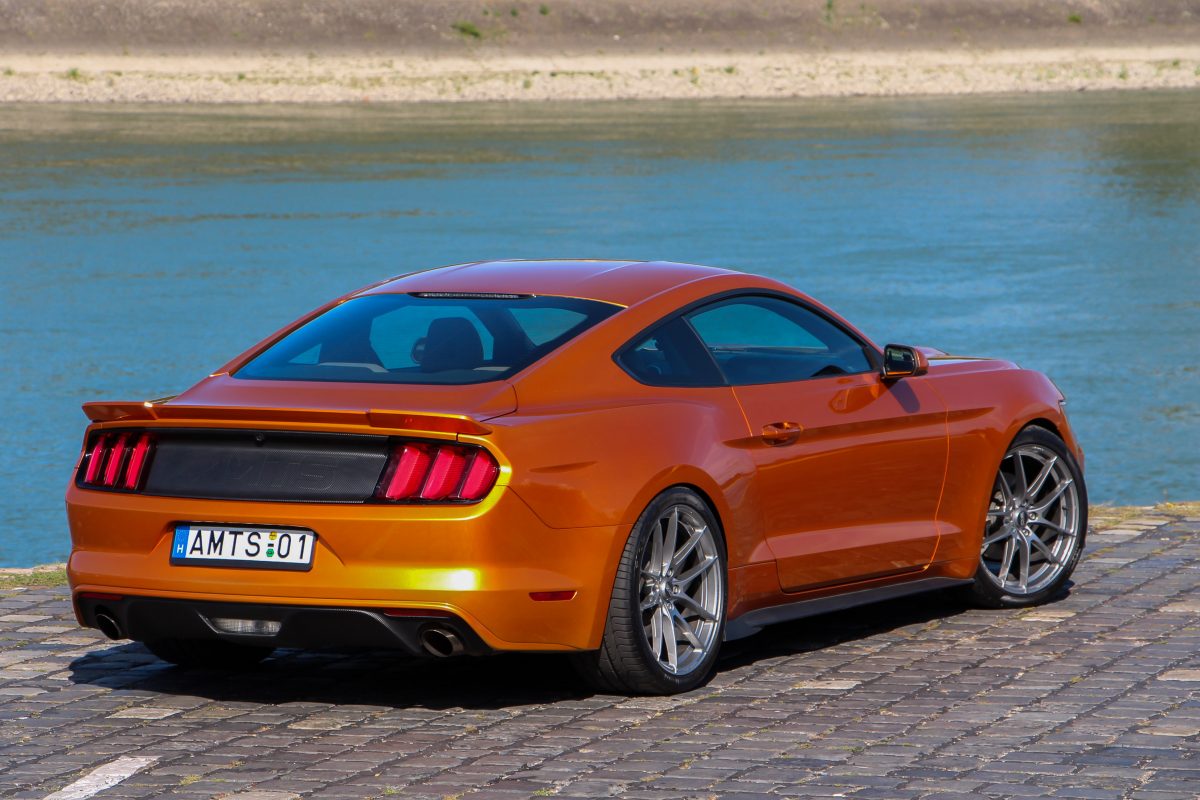 FORD MUSTANG