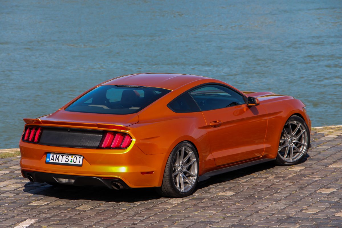 FORD MUSTANG