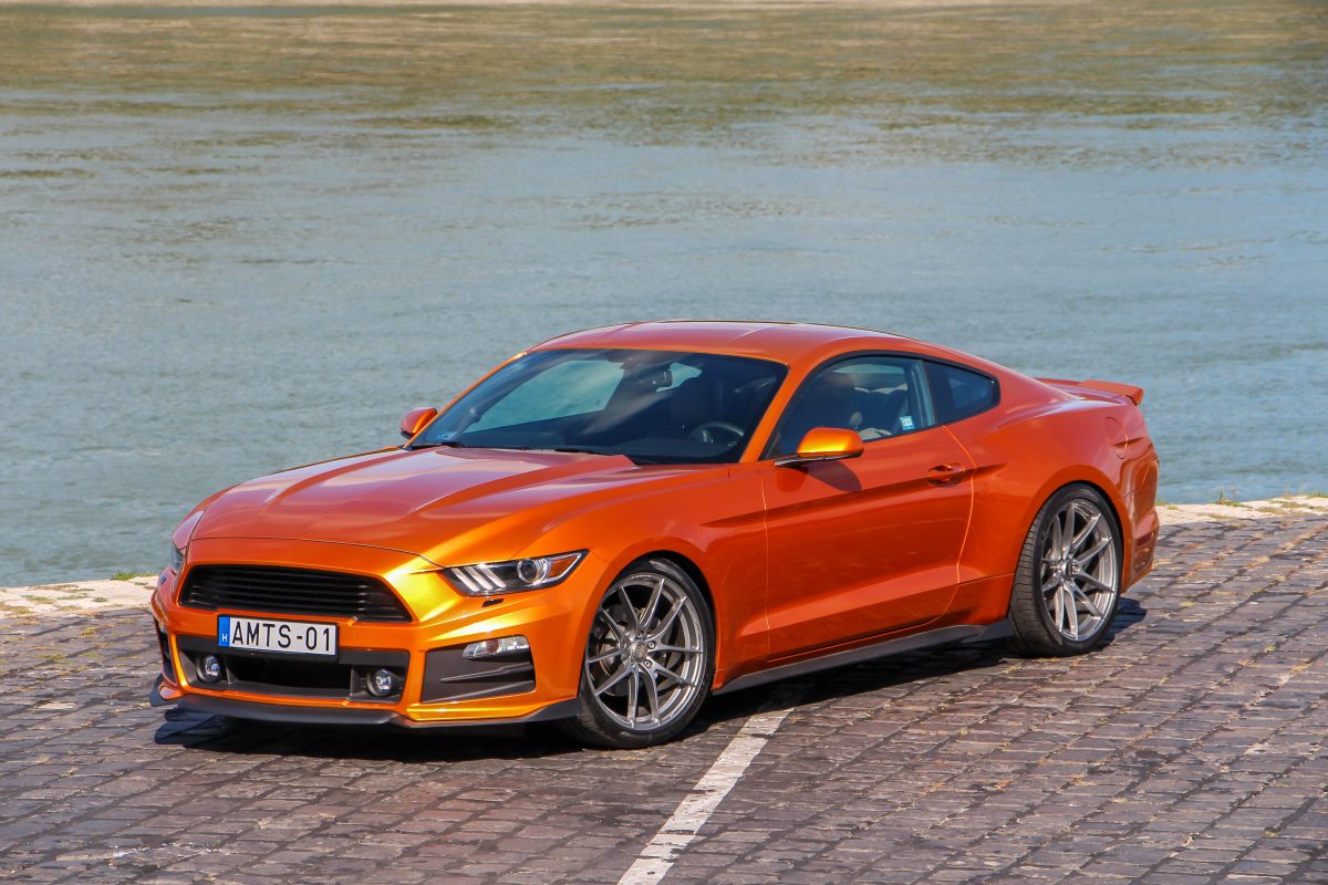 FORD MUSTANG
