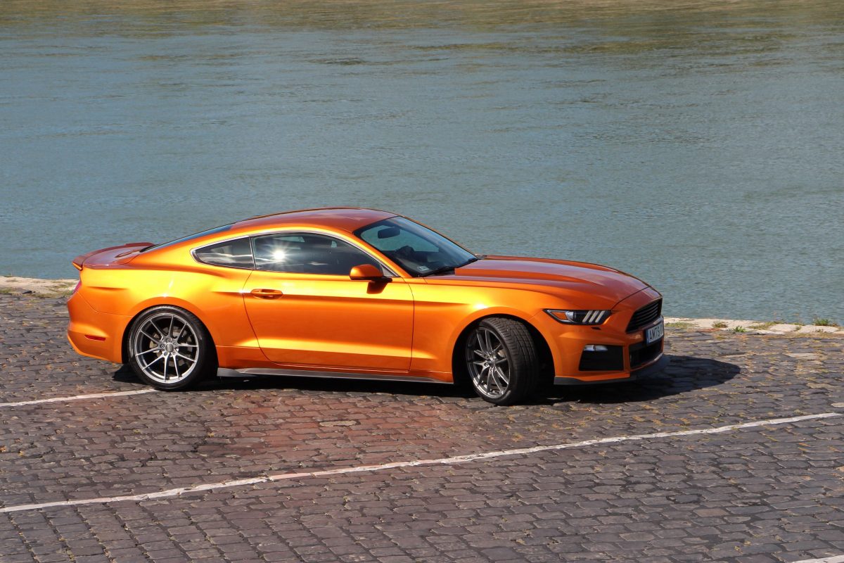 FORD MUSTANG