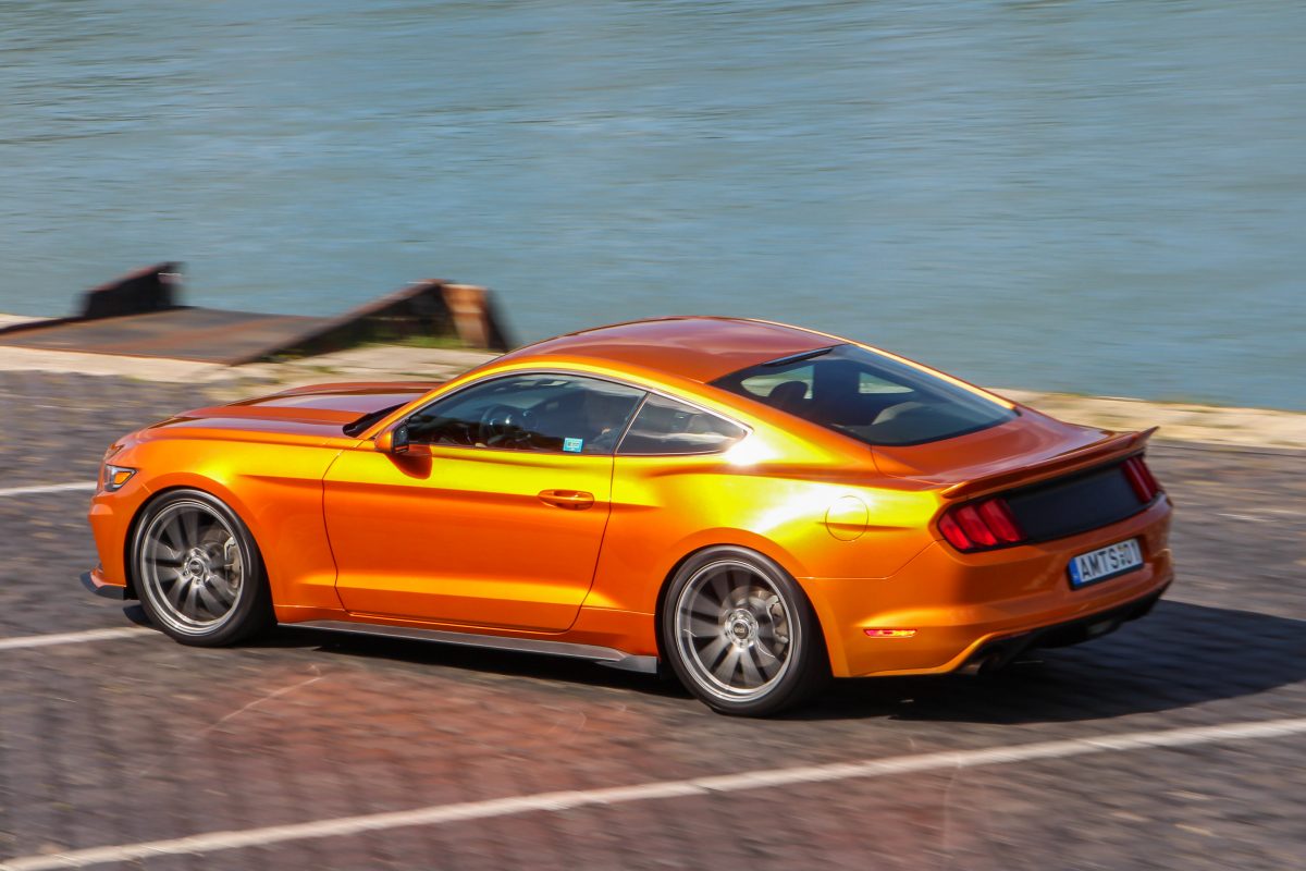 FORD MUSTANG