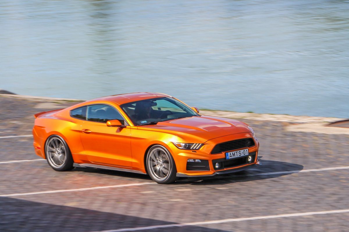 FORD MUSTANG