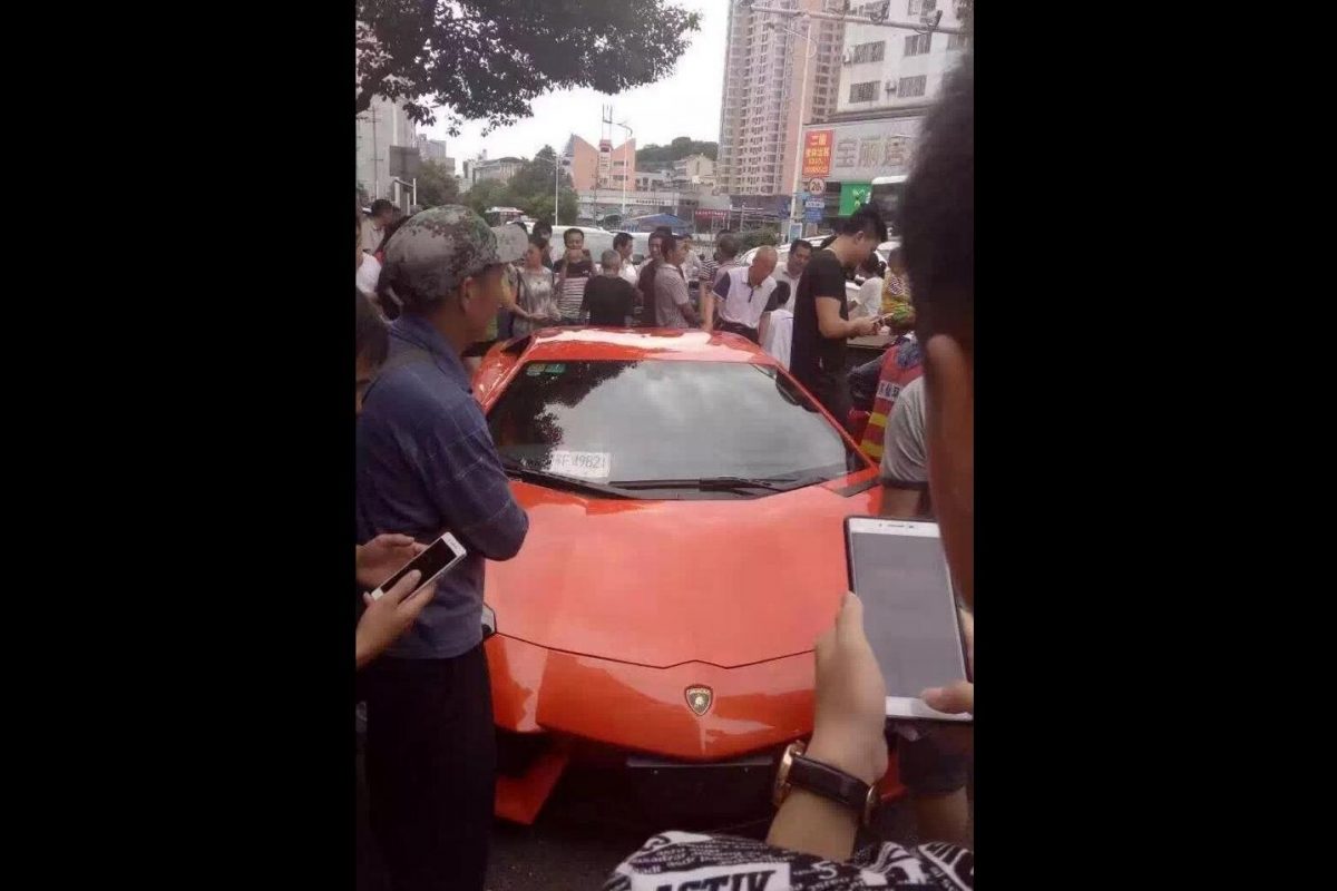 LAMBORGHINI AVENTADOR