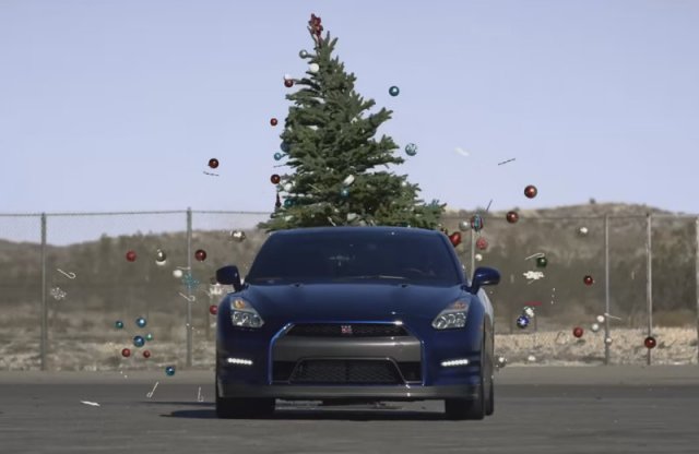 A Nissan megmutatja, hogy a leggyorsabb karácsonyfát bontani