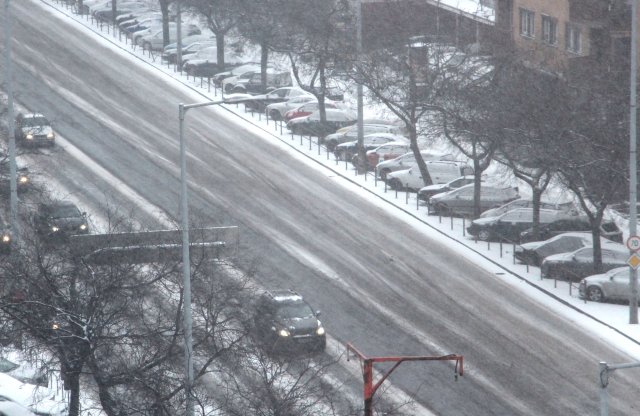 Mutatjuk, hogy miért ne kelj útra nyári gumival!